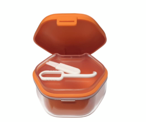 Set depozitare si curatare proteza dentara, cutie portocalie cu sita, periuta si carlig de prindere, 3 piese, multicolor
